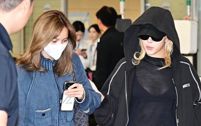 Rosé 'đốt mắt' mọi ánh nhìn với chiếc áo xuyên thấu, Lisa bị lép vế ngay tại sân bay