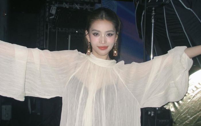 Tiểu Vy diện mốt 'mặc như không mặc', tự tin khoe sắc vóc căng tràn tuổi 25