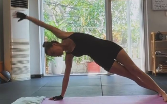 Hồ Ngọc Hà diện đồ ôm tập yoga, body mẹ 3 con đẹp mướt mắt khiến ai cũng trầm trồ