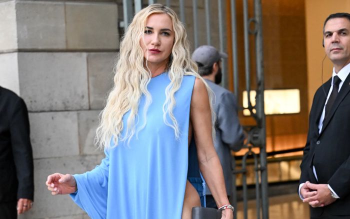 Nữ ca sĩ bỏ nội y, quấn vội tấm vải bước lên thảm đỏ khiến khán giả ngượng 'đỏ mặt'