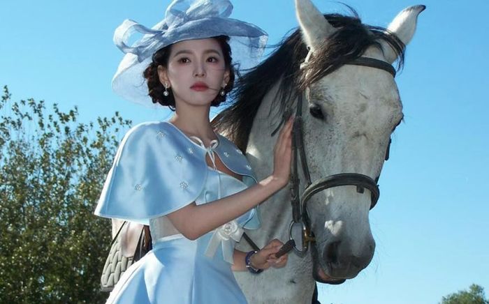 Nữ diễn viên 'Khó Dỗ Dành' gây sốt với visual tiểu thư cưỡi ngựa trong tạo hình mới