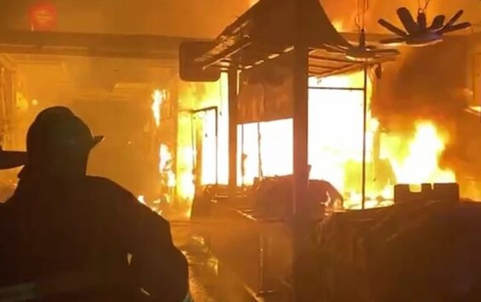 Khu chợ bốc cháy khiến hơn 30 cửa hàng bị thiêu rụi, người dân chứng kiến cảnh tượng bàng hoàng