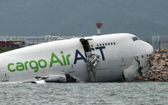Máy bay trượt khỏi đường băng, lao xuống biển ở Hong Kong