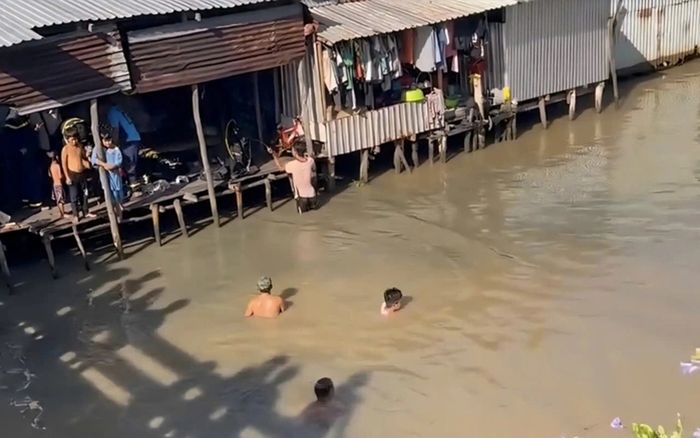 Thức dậy, mẹ bàng hoàng khi phát hiện con trai 4 tháng tuổi mất tích, nghi rơi xuống kênh