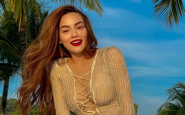 Hồ Ngọc Hà chuộng váy ngắn táo bạo khoe chân nuột nà, vô tình lộ điểm gây xôn xao