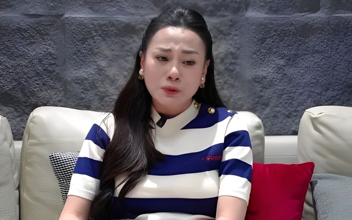 Ánh mắt lạ của Phương Oanh