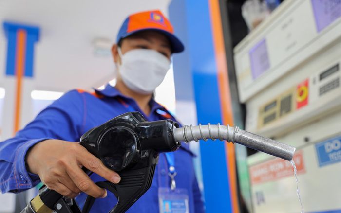 Giá xăng dầu hôm nay 21/10: Tiếp tục giảm sâu