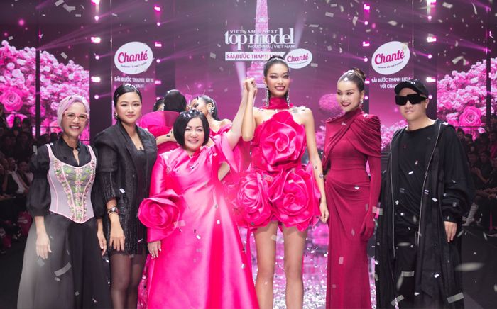 Vietnam's Next Top Model 2025 khép lại hành trình rực rỡ với những dấu ấn chuyên môn