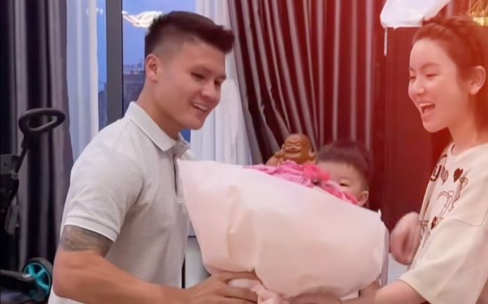 Hành động 'tan chảy' của Quang Hải dành cho vợ Chu Thanh Huyền dịp 20/10