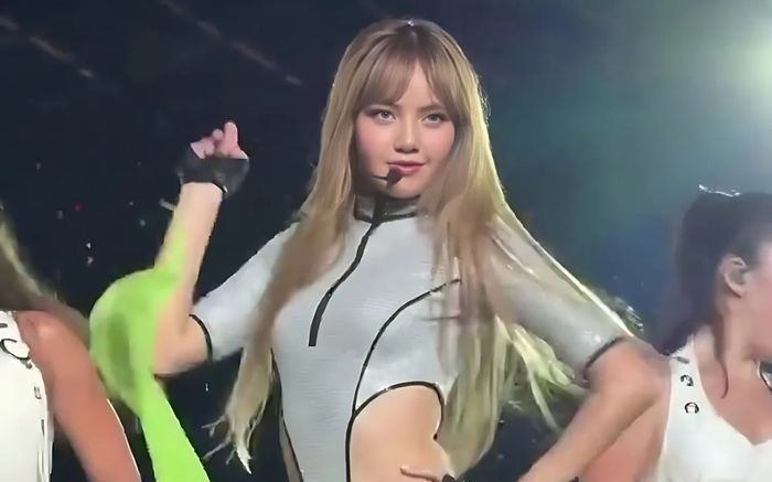 Ai đứng sau loạt trang phục hở hang đến 'nhức mắt' của Lisa?