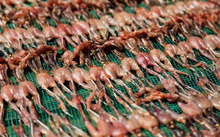 Món ăn miền Tây nhìn dễ khiếp vía, nghe tên ngượng đỏ mặt lại là đặc sản ngon quên lối về