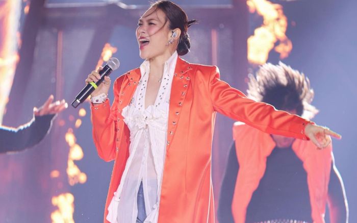 Hành động gây chú ý của Mỹ Tâm khi gặp nhóm nhạc đàn em sau cánh gà