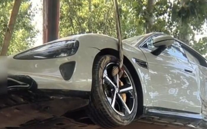 Cho bạn mượn xe hơi điện để chạy thử, 10 phút sau nhận được cuộc gọi khiến người đàn ông bàng hoàng