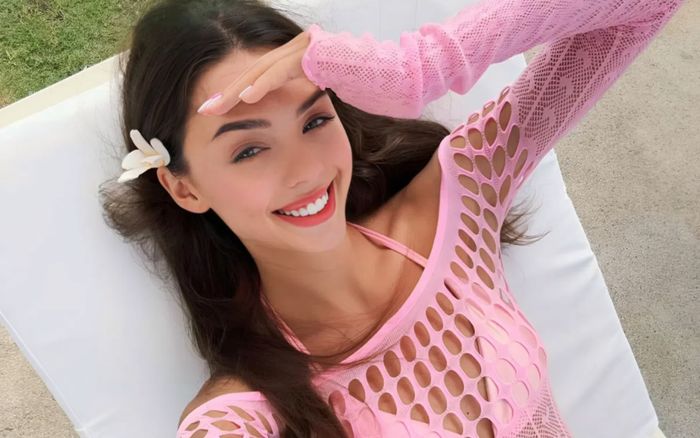 Vợ Tây của Bùi Tiến Dũng diện váy 'ngắn một gang tay', netizen soi ra điểm đắt giá khó rời mắt