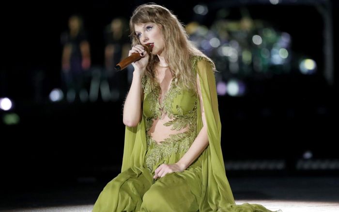 Nữ ca sĩ kiện Taylor Swift, muốn lấy hết lợi nhuận từ các bài hit
