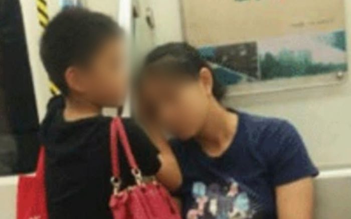 Không cần lời nói, cậu bé này đã dạy cả thế giới về cách yêu mẹ