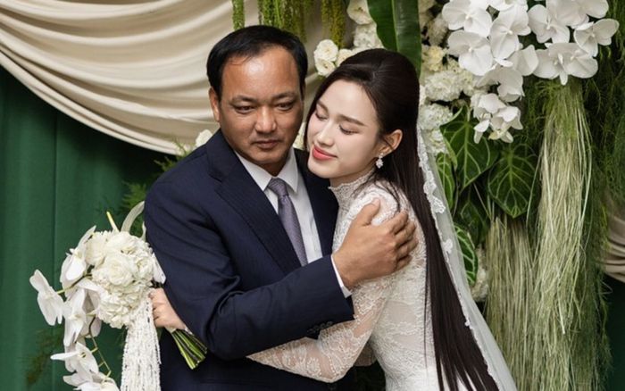 Lời nhắn xúc động của bố Hoa hậu Đỗ Thị Hà trước khi con gái về làm dâu hào môn