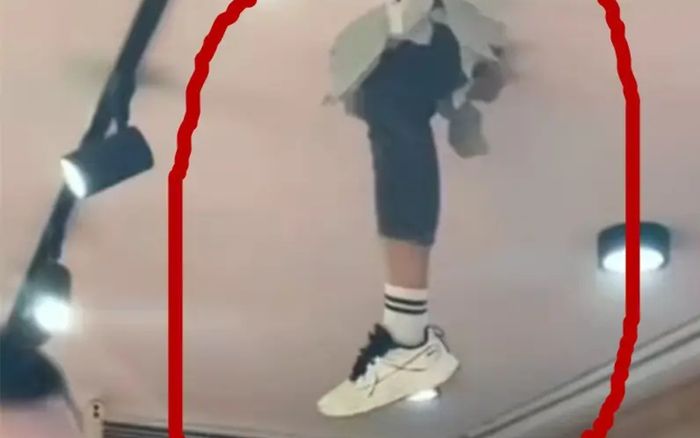 Đang ăn thì chân người rơi từ trần nhà xuống bàn, thực khách hoảng loạn