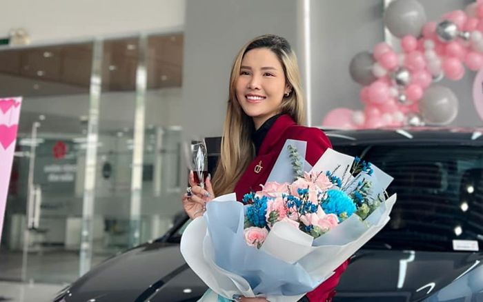 Vợ Mạc Hồng Quân bán xe sang để mua xe điện