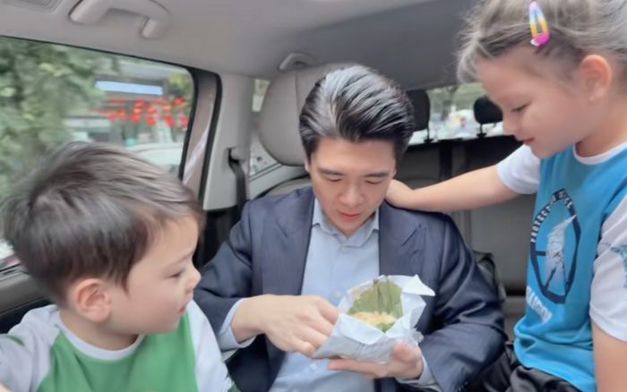 Con trai bầu Hiển gây sốt với khoảnh khắc đưa hai con đi học siêu đáng yêu