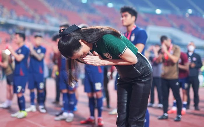 Madam Pang cúi đầu xin lỗi người hâm mộ Thái Lan