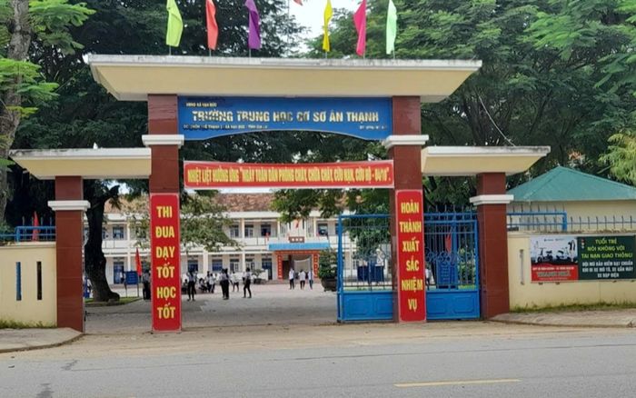 Phó hiệu trưởng cho học sinh dừng tiết học để quét rác giữa trời nắng, Hiệu trưởng nói gì?