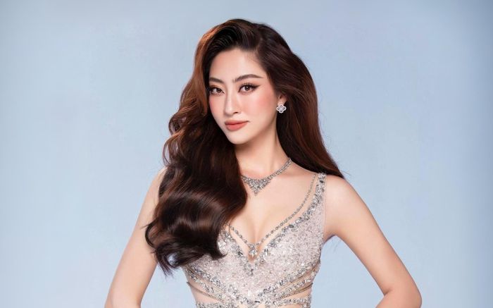 Lương Thùy Linh diện váy cắt xẻ táo bạo, dòng trạng thái khiến dân tình 'dậy sóng'