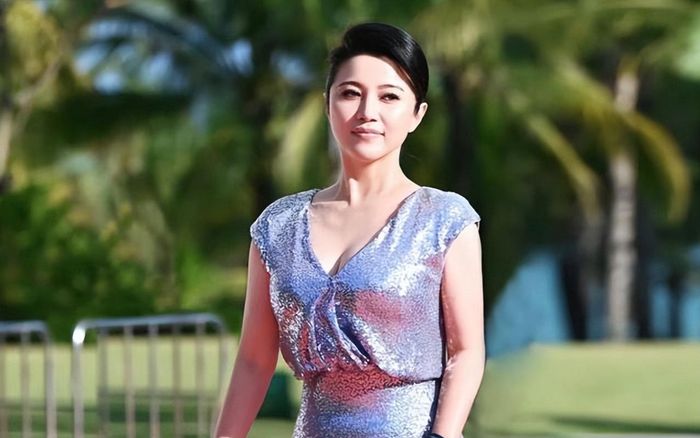 Thêm cặp đôi 'chị em' dậy sóng showbiz: Nữ diễn viên U60 công khai yêu trai trẻ kém 20 tuổi