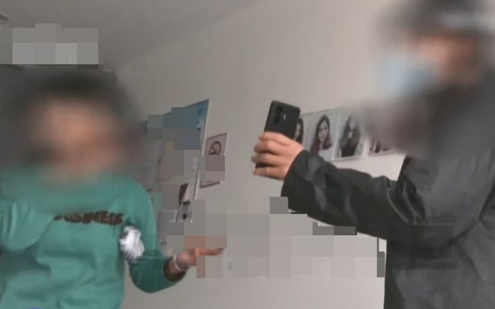 Người cha gục ngã khi phát hiện con trai mình nuôi 20 năm qua không phải con ruột, vợ nói một câu gây sốc