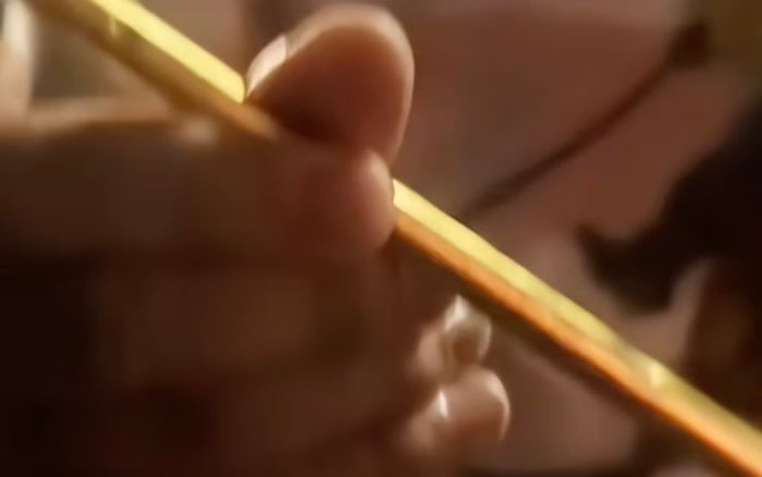 Người đàn ông đặt làm ống hút vàng giá hơn 300 triệu đồng để uống trà sữa, gặp sự cố giữa đêm