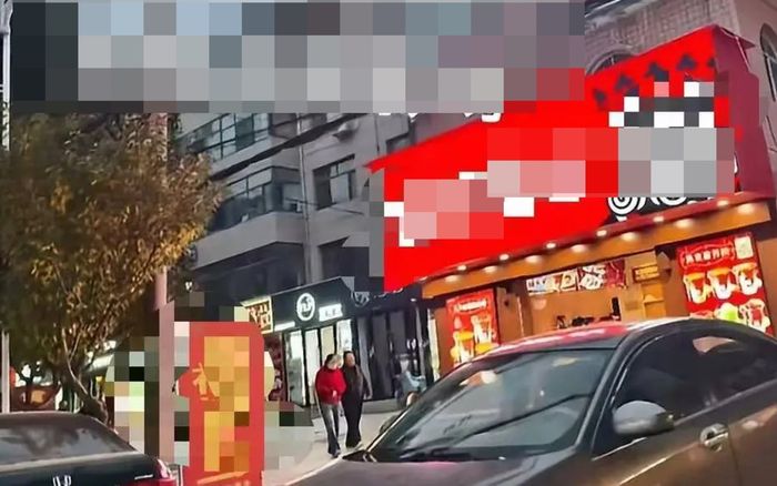 Quán cà phê được 'cải tạo' lại từ nhà vệ sinh công cộng 30 năm trước, dân mạng tranh cãi