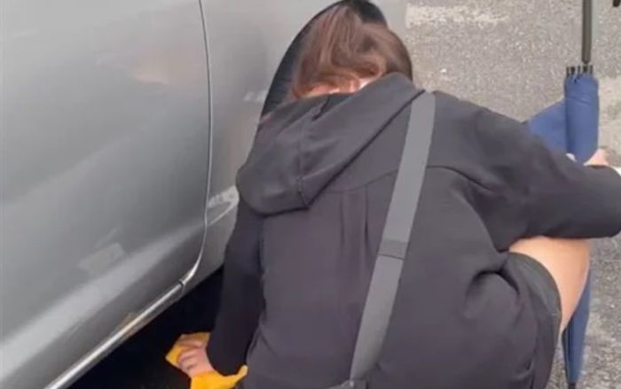 Bắt gặp cô gái có hành động nhét túi đồ vào gầm xe hơi của mình, người đàn ông hoang mang sau khi nhận được câu trả lời