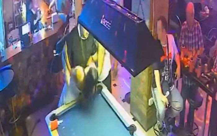 Cãi nhau với người yêu, cô gái có hành động khiến cả quán nhậu kinh hoàng