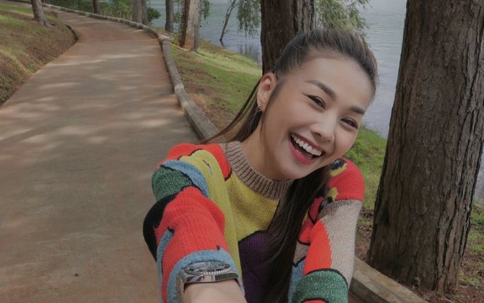 Chiếc đồng hồ gần nửa tỷ xuất hiện trong ảnh kỷ niệm 2 năm ngày cưới của siêu mẫu Thanh Hằng