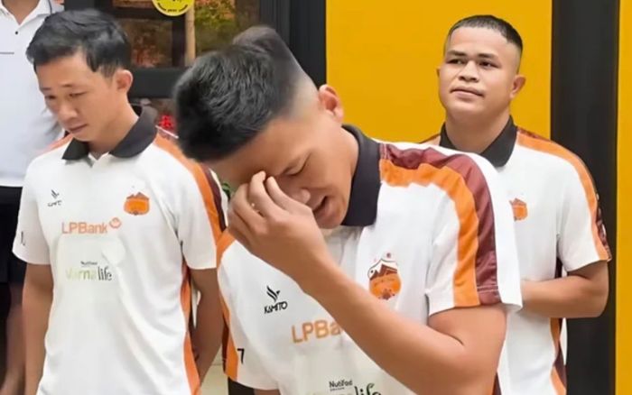 Cầu thủ khóc khi chia tay HAGL giúp Ninh Bình thắng ngược