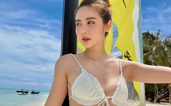 Huyền Lizzie chăm diện đồ tắm 2 mảnh bé xíu, để lộ chi tiết gây chú ý