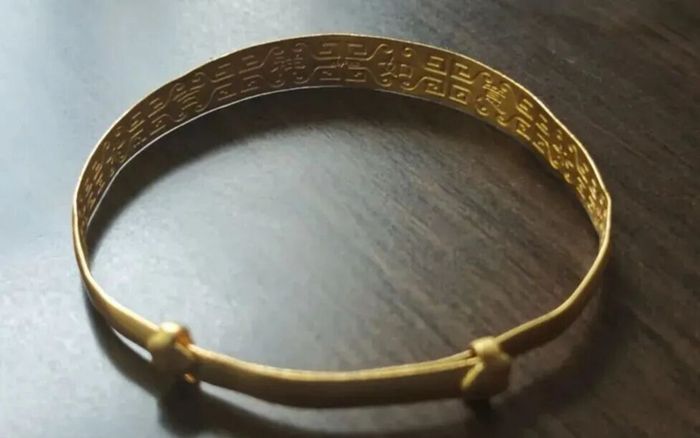 Gửi chiếc vòng bằng vàng để làm sạch miễn phí lúc đi chợ, người phụ nữ tá hỏa sau khi nhận lại món đồ