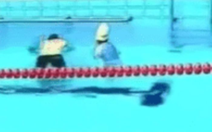 Thầy giáo thể dục nhảy xuống hồ bơi dẫn đến tử vong, con gái 7 tuổi chứng kiến toàn bộ