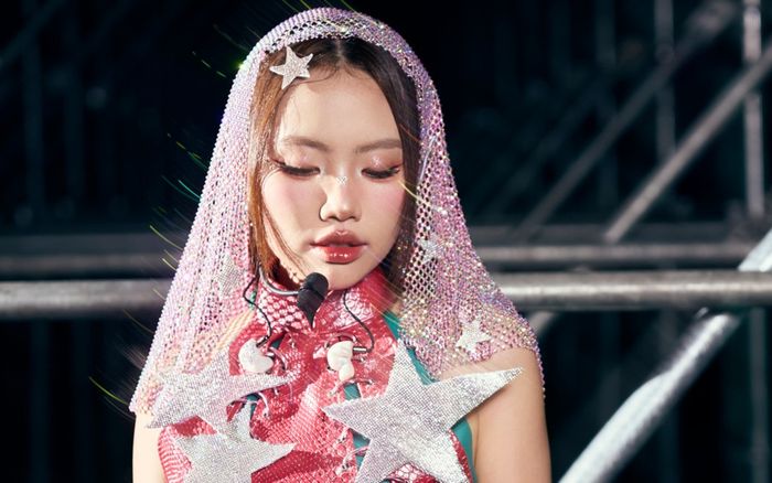 Phương Mỹ Chi bất ngờ trước hành động của một khán giả nhí trong hậu trường