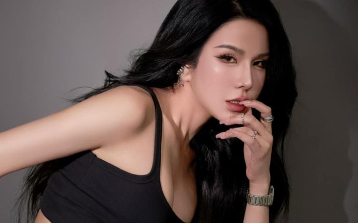 Diện áo ngắn cũn cỡn nhưng Diệp Lâm Anh vẫn cực kỳ cuốn hút ở tuổi U40 nhờ chi tiết này