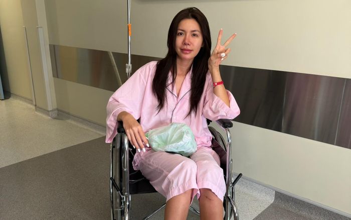 Nữ người mẫu Vbiz bị sốt 40 độ, phải ngồi xe lăn trong bệnh viện
