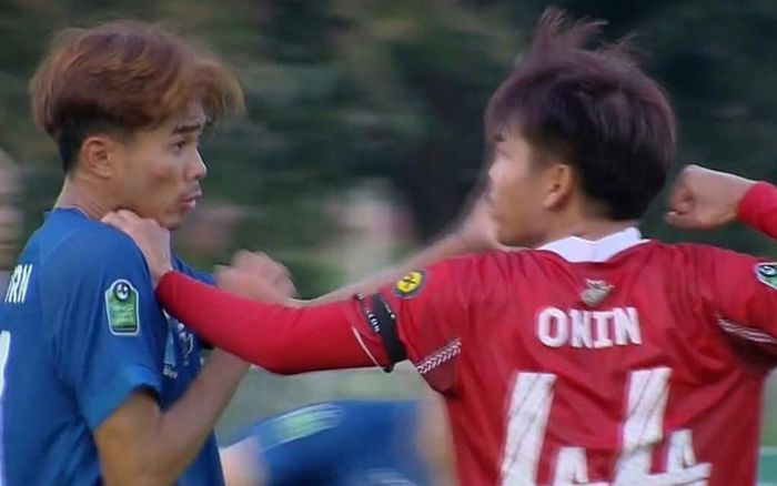 Cầu thủ Thái Lan đòi đánh nhau, Chanathip bị đuổi vì giật chỏ