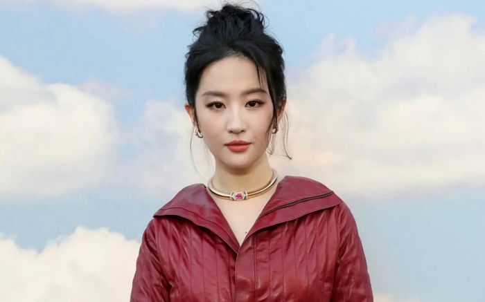 Lưu Diệc Phi bị 'soi' mặc váy chật lộ rõ lằn eo, nhan sắc khác lạ qua cam thường gây xôn xao