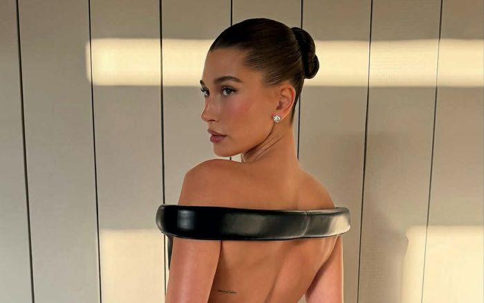 Vợ Justin Bieber khoe lưng trần quyến rũ trong loạt ảnh mới khiến dân tình 'ná thở'