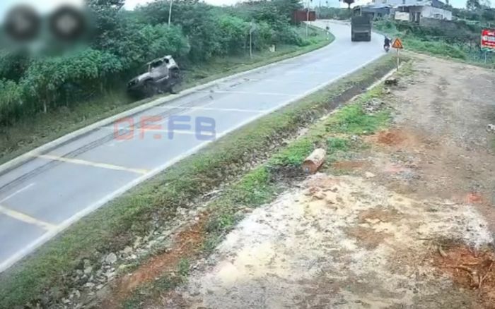 Xe con suýt đấu đầu xe tải rồi lật ngửa trên đường, tình huống khiến dân tình tranh luận đúng sai rôm rả