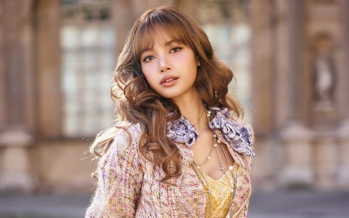 Ngỡ ngàng về chiếc điện thoại đúc nhôm nguyên khối của Lisa (BLACKPINK)