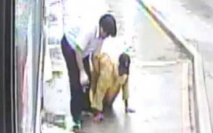 Thấy cụ bà khuyết tật bò dưới mưa để lên xe buýt, hành động sau đó của tài xế khiến ai cũng xúc động