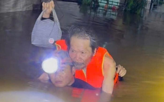 Mưa lũ ở Huế: Những hình ảnh chưa từng thấy