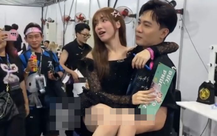 Xôn xao clip Hòa Minzy được một nam ca sĩ bồng bế, danh tính gây bất ngờ