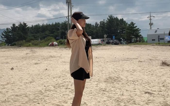 Nữ ca sĩ nổi tiếng là vợ của cầu thủ bị bắt vì đánh bạc, sử dụng 26 tài khoản khác nhau để rút tiền